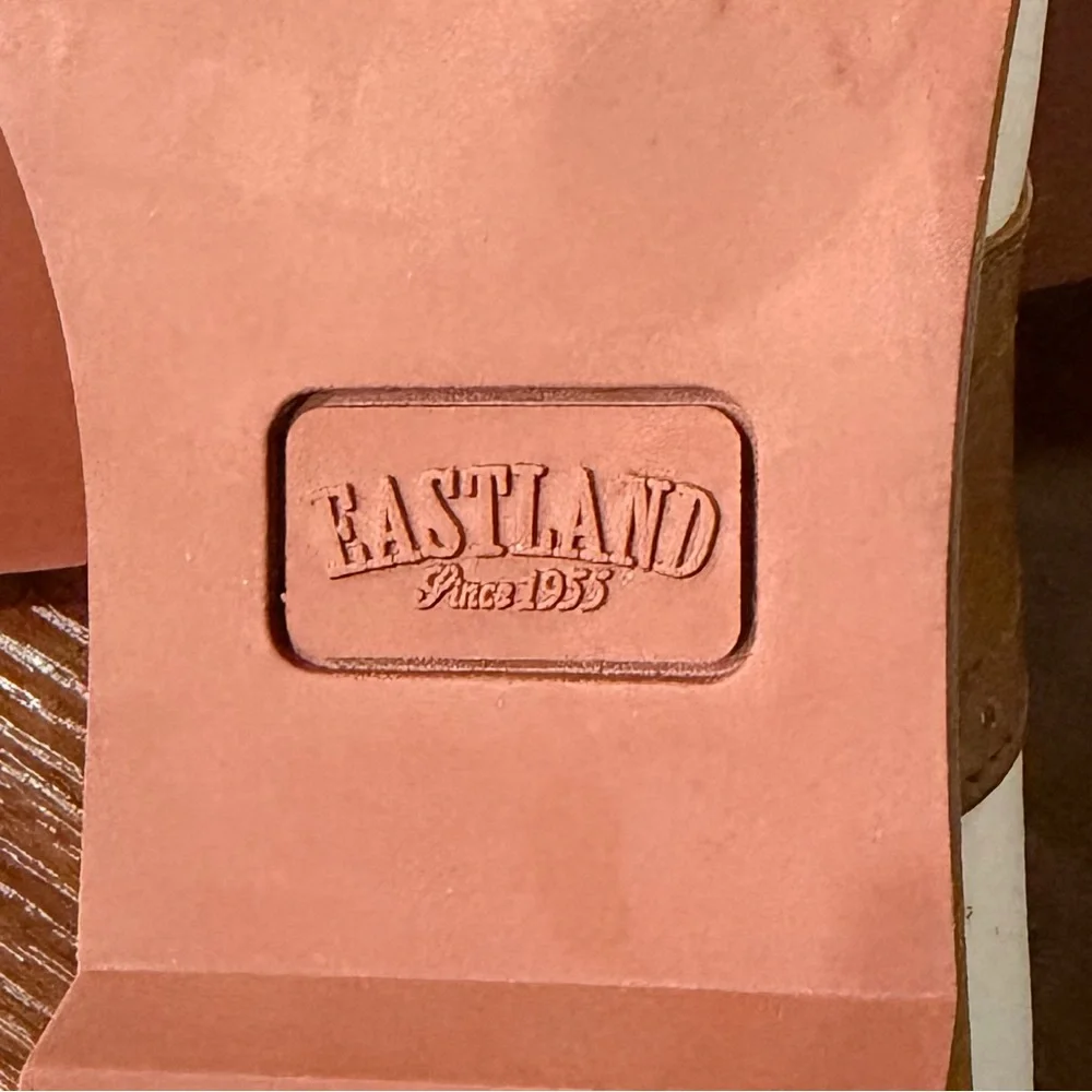 Eastland Women’s White and Brown Women's Flats! Size 8! Best Offer Accepted! 🤍🤎 - Picture 11 of 13